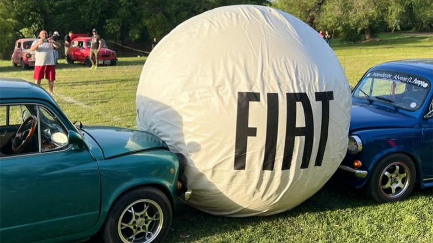 ¡La fiebre del Mundial! Partido de fútbol con autos Fiat 600 se vuelve viral