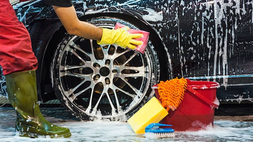 ¿Por qué no debes usar la misma cubeta para llantas y carrocería al lavar tu auto?