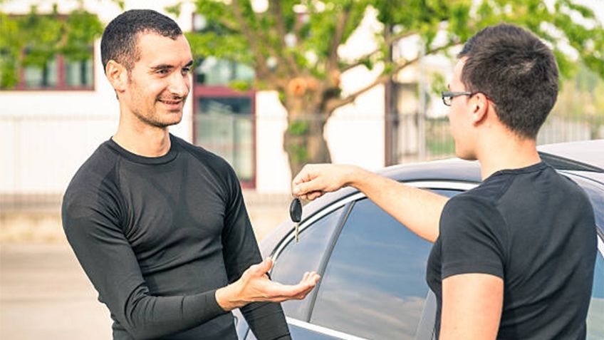 ¿Qué gastos adicionales debes considerar al comprar un auto usado?