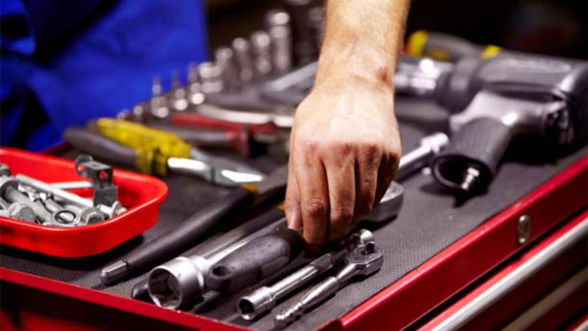 ¿Qué herramientas básicas debes llevar siempre al viajar en carretera?