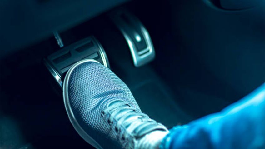 ¿Por qué no debes frenar bruscamente en curvas cerradas al conducir en carretera?