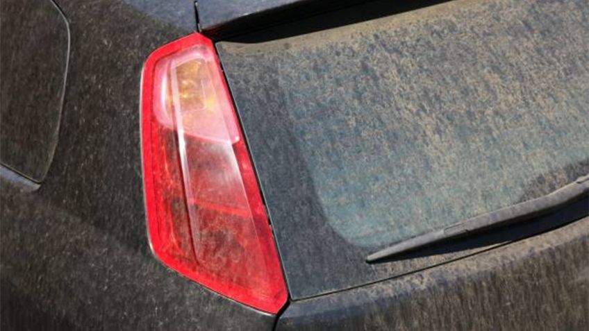 ¿Por qué no debes dejar tu auto sin lavar por semanas?