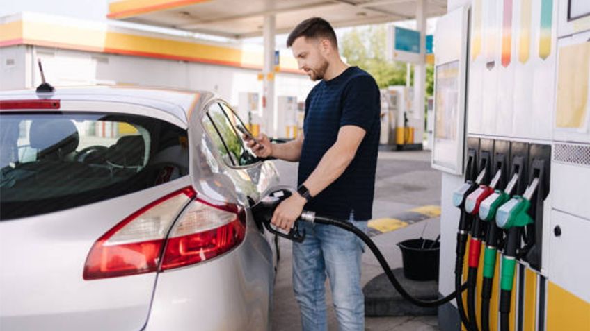 ¿Por qué no debes seguir llenando el tanque de gasolina después de escuchar el primer “clic”