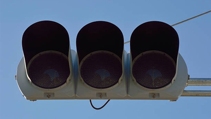 ¿Qué hacer si no funciona el semáforo de una avenida?