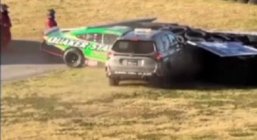 Auto de seguridad protagoniza choque en la NASCAR México
