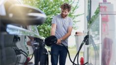 ¿Por qué no debes dejar el motor encendido al cargar gasolina?