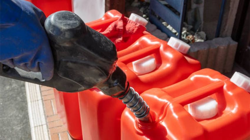 ¿Por qué no debes almacenar gasolina en envases plásticos comunes?
