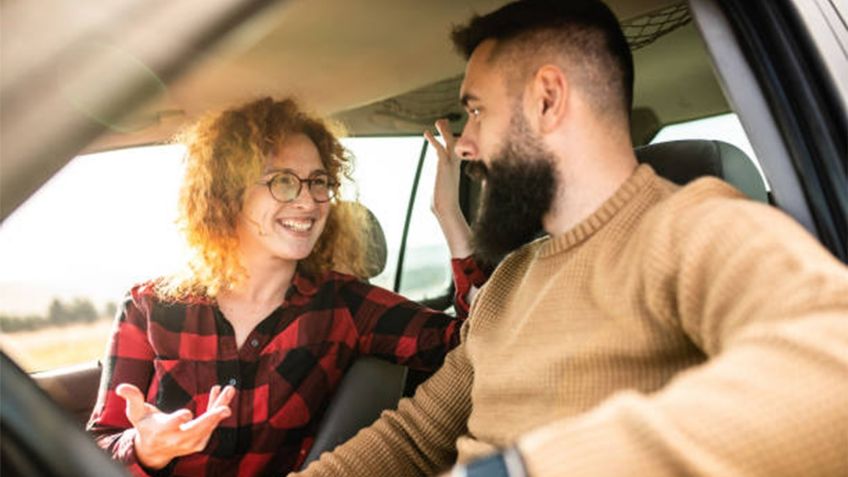 ¿Qué tan seguro es manejar con copilotos que distraen al conductor?