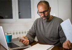 Foto ilustrativa de nota ¿Se puede deducir un auto registrado a nombre de un socio o familiar? Reglas del SAT