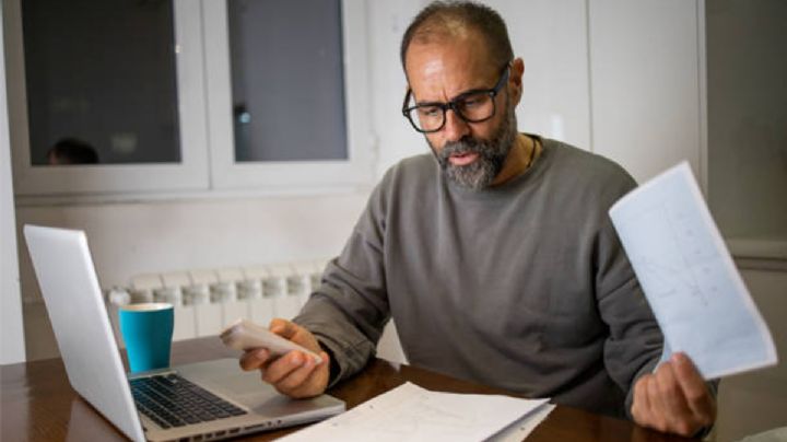 ¿Se puede deducir un auto registrado a nombre de un socio o familiar? Reglas del SAT