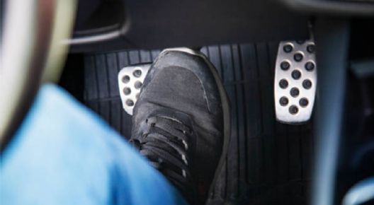 ¿Cómo calcular correctamente la distancia de frenado al conducir?