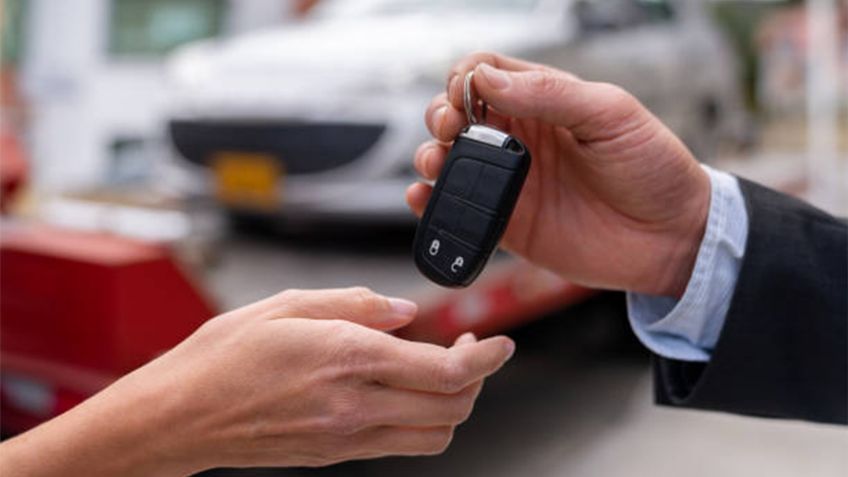 ¿Puede el SAT congelar tu cuenta o embargar tu auto por deudas fiscales?