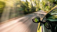 ¿Cómo evitar el efecto túnel al manejar a alta velocidad y por qué ocurre?