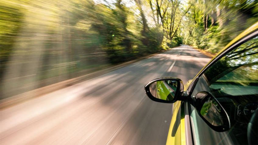 ¿Cómo evitar el efecto túnel al manejar a alta velocidad y por qué ocurre?