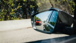Foto que representa a ¿Qué hacer si un auto te sigue o intenta cerrarte el paso?