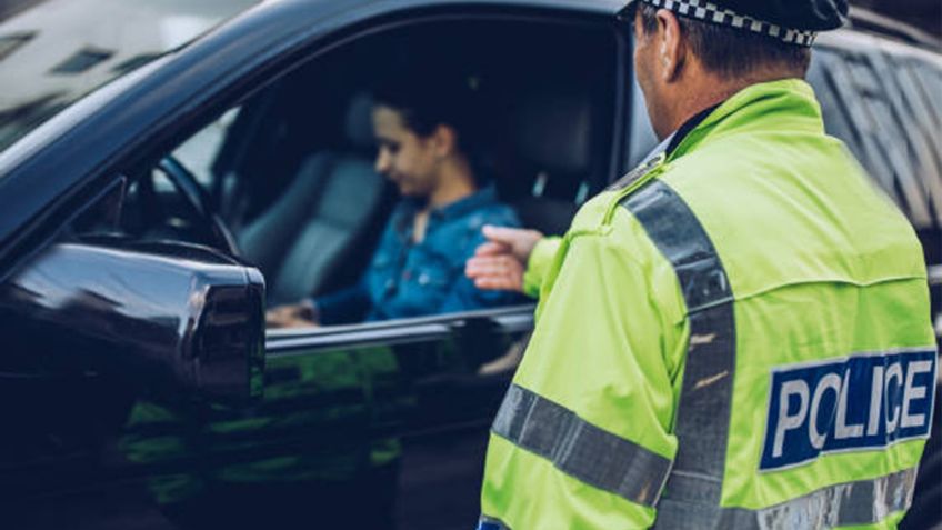 ¿Qué documentos puede pedirte un agente de tránsito durante una revisión?