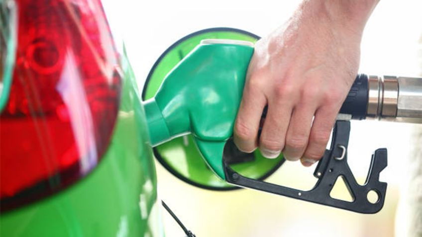 ¿Por qué el auto vibra más después de cargar gasolina?