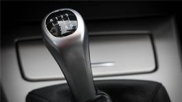 Foto que representa a Autos automáticos vs manuales: ¿cuál consume más gasolina?