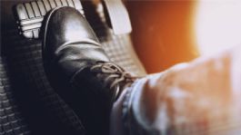 Foto que representa a Cómo influye el estilo de frenado en el consumo de gasolina, incluso en autos automáticos