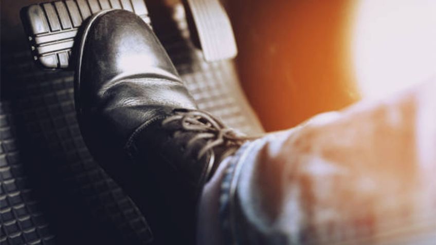 Cómo influye el estilo de frenado en el consumo de gasolina, incluso en autos automáticos