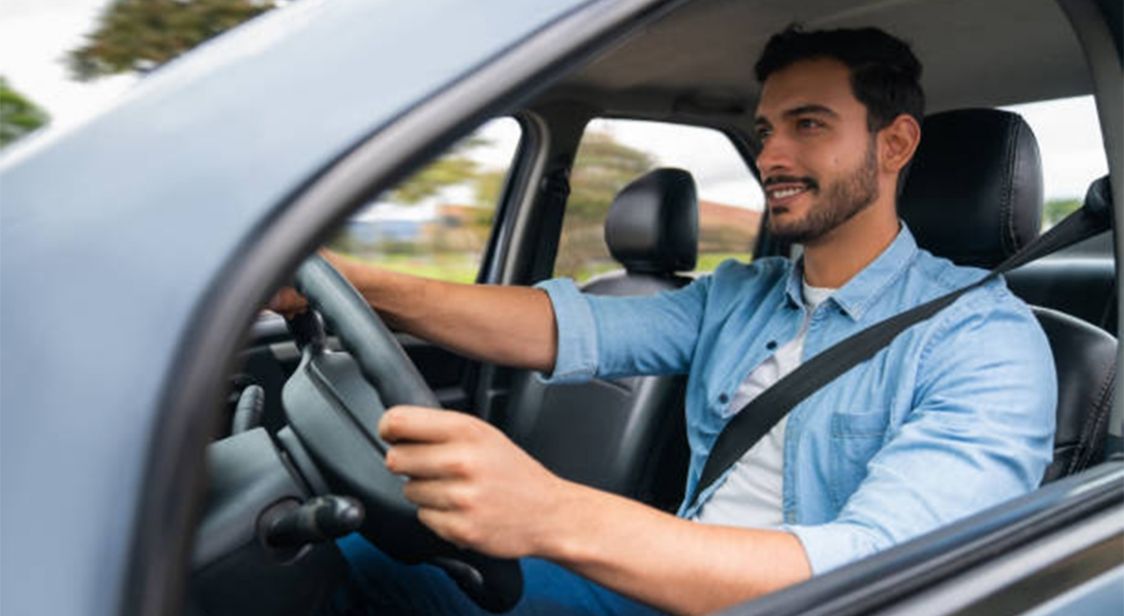 ¿Cómo prepararte para manejar si viajas solo por largas distancias?