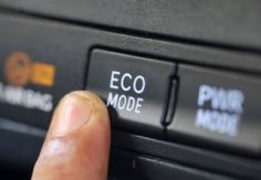 Foto ilustrativa de nota La verdad detrás del modo ECO: cuánto combustible realmente ahorra y en qué situaciones no funciona