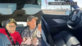Foto que representa a Abuelos se suben a un Jaguar autónomo y su reacción hace explotar a las redes