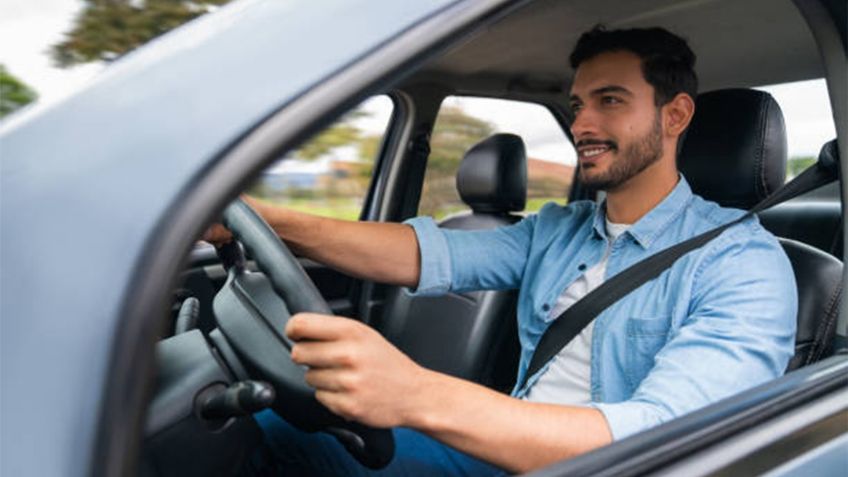 ¿Cómo prepararte para manejar si viajas solo por largas distancias?