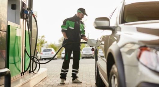 ¿Es malo llenar el tanque justo después de que llega la pipa a la gasolinera?