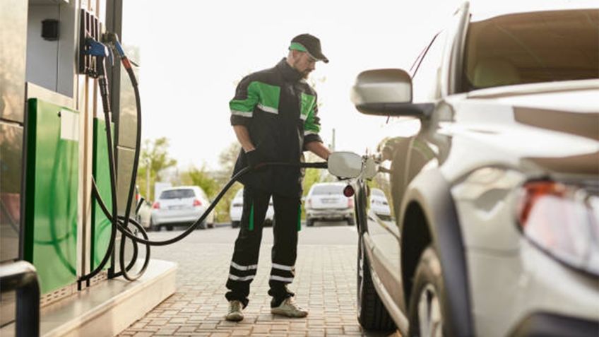 ¿Es malo llenar el tanque justo después de que llega la pipa a la gasolinera?