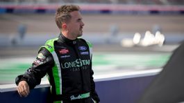 Foto que representa a "Malcolm el de en medio" correrá temporada completa de NASCAR Trucks 2026