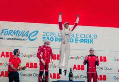 Foto ilustrativa de nota Jake Dennis gana el E-Prix de São Paulo con el Porsche 99X Electric