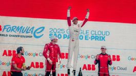 Foto que representa a Jake Dennis gana el E-Prix de São Paulo con el Porsche 99X Electric