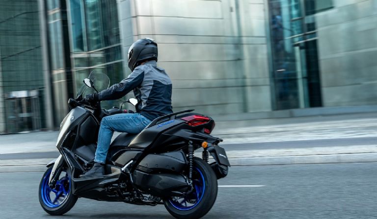 Qué precio tiene el scooter Yamaha NMAX 300 2025