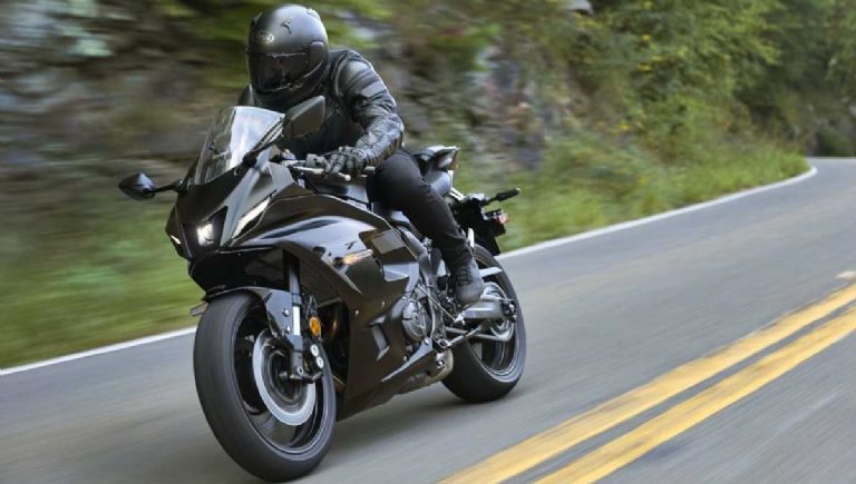 Cuál es el precio regular de la Yamaha YZF-R7 2025