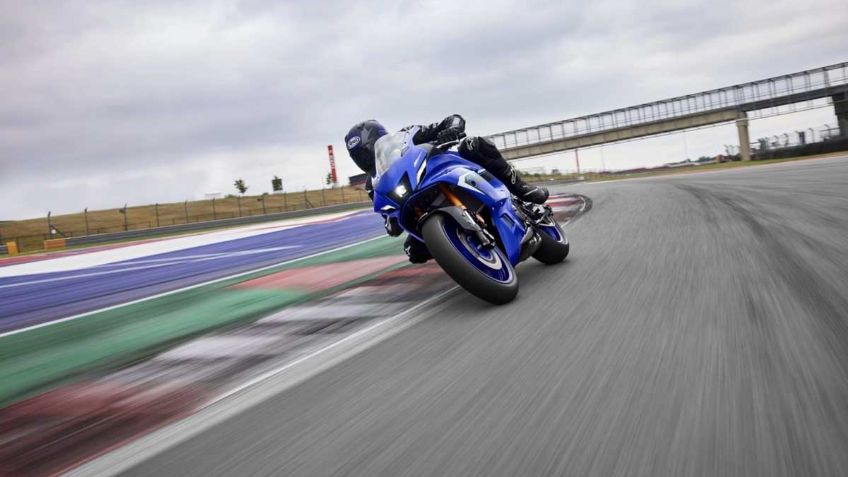 ¿Qué cilindrada es la Yamaha YZF-R7 2025? Es una moto deportiva con un desempeño confiable
