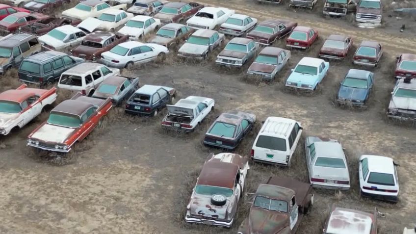 VIRAL: Drone visualiza un deshuesadero con 5,000 autos vintage, ¡vaya desperdicio!