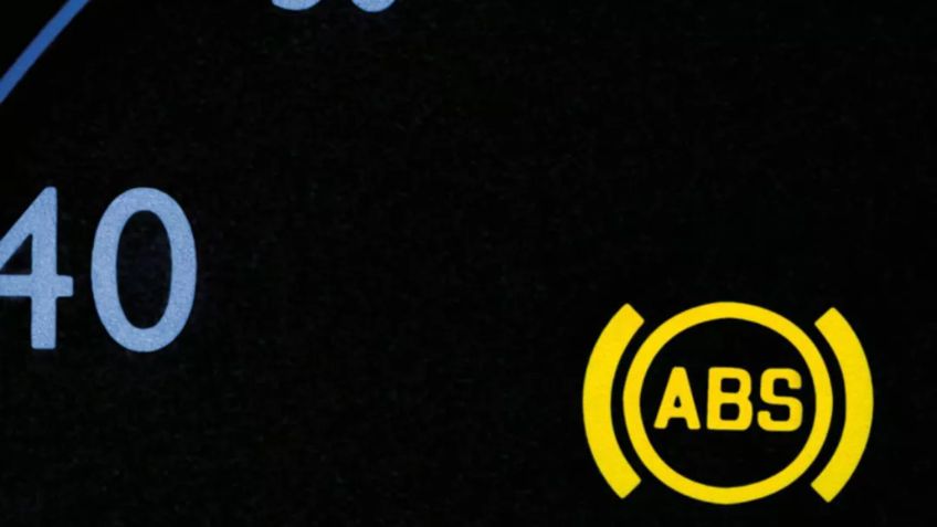 ¿Qué significa la luz ABS en el tablero?, ¡no la ignores, por el bien de tu carro!