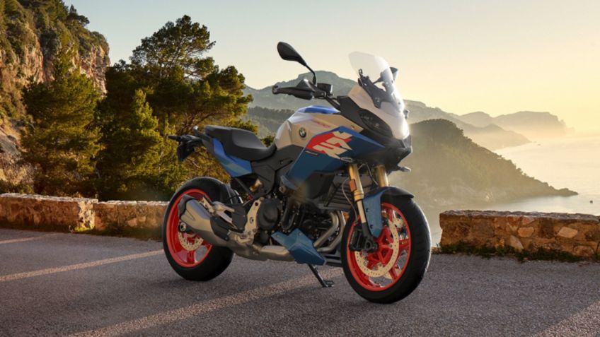 La BMW F 900 XR 2025 es una motocicleta cazadora de curvas y para trayectos largos