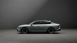 Foto que representa a 3 sedanes compactos orgullosamente hechos en México, cuestan menos de 600 mil pesos y son referentes