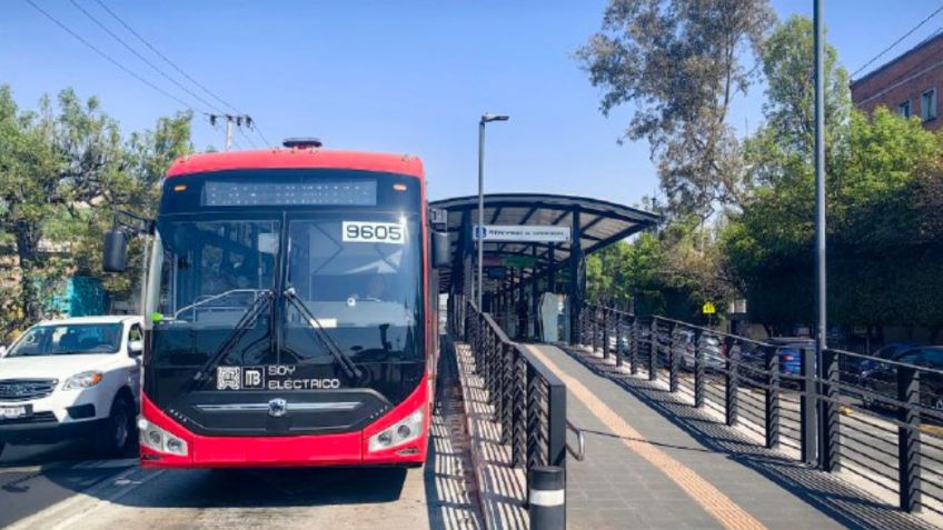 En CDMX los ciclistas así pueden viajar con la bicicleta en el Metrobús