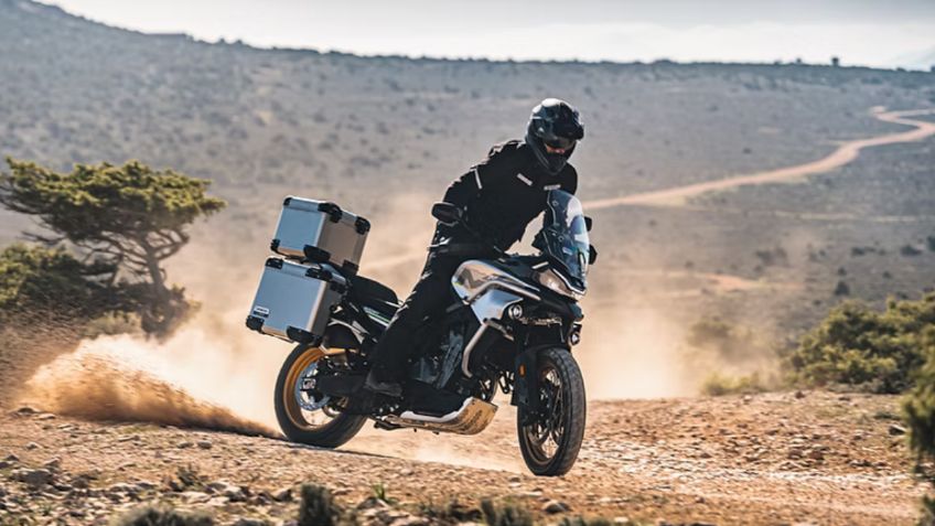 CFMoto 800MT Explore Edition 2025 es una moto mejorada, segura y lista para la aventura