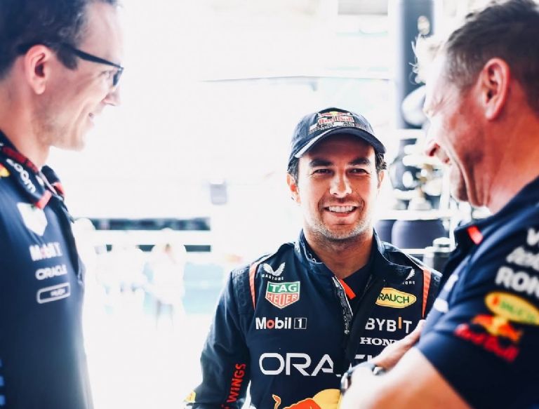 Checo Pérez con los codos de fuera de Red Bull