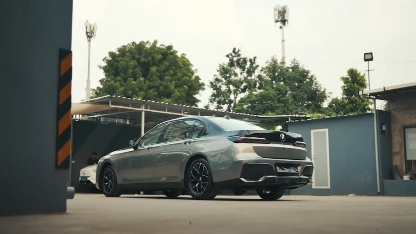 Viral: Estas personas tomaron un auto de hace 15 años y lo volvieron un lujoso BMW Serie 7 moderno