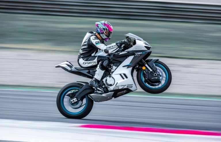 Qué precio tiene la CFMoto 675SR-R modelo 2025