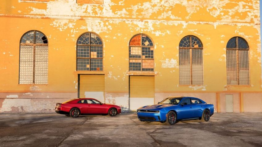 ¡Dodge Charger Daytona Sedan 2026 es el único muscle car con cuatro puertas! También está disponible en coupé
