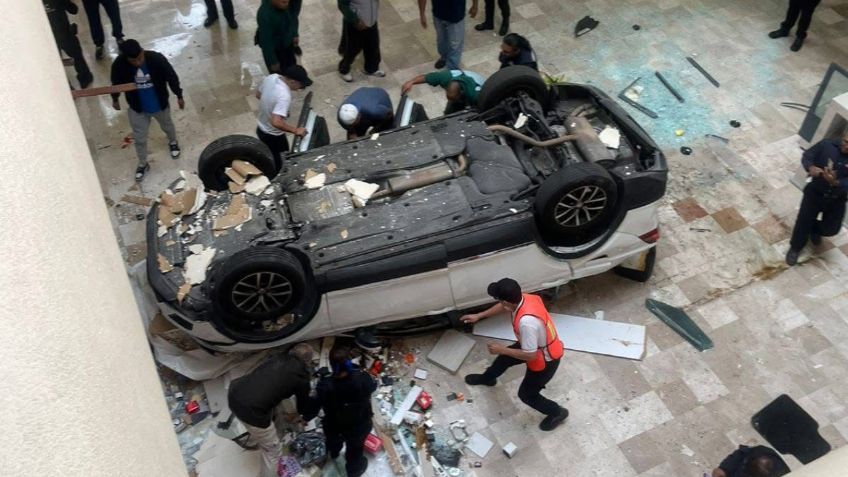 VIRAL: Cae auto dentro de Centro Comercial las Lilas en Cuajimalpa