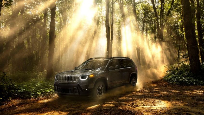 El Jeep Cherokee con propulsión híbrida estará disponible a finales de 2025; será más eficiente y potente