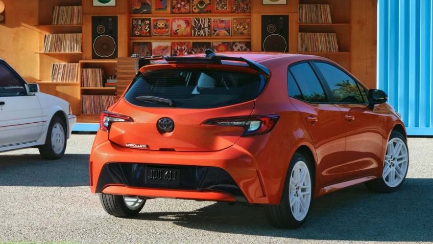 Toyota Corolla FX Hatchback, una edición limitada que resalta y nos encantaría ver en México, tiene rines blancos