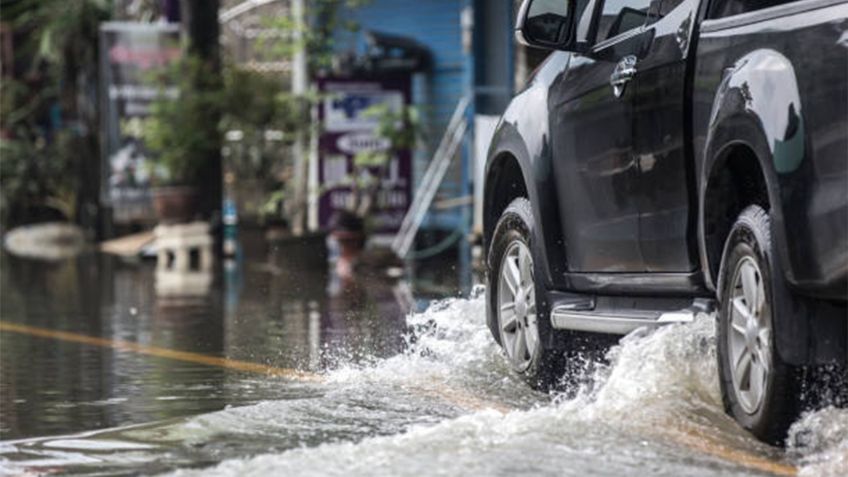 Errores comunes al conducir en zonas inundadas y cómo evitarlos